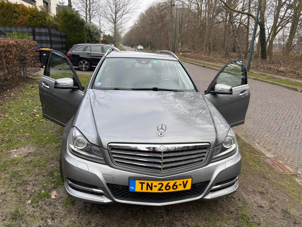 Mercedes Benz C Klasse C180  automaat 2014 Grijs, Automaat, Achterwielaandrijving, 1800 kg, Zwart