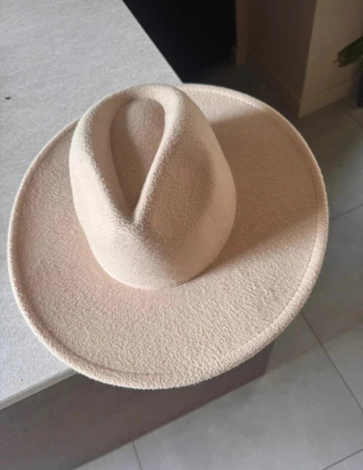 Beige wolvilt fedora hoed, Ophalen of Verzenden, Gedragen, 56 of 57 cm (M, 7 of 7⅛ inch), Hoed
