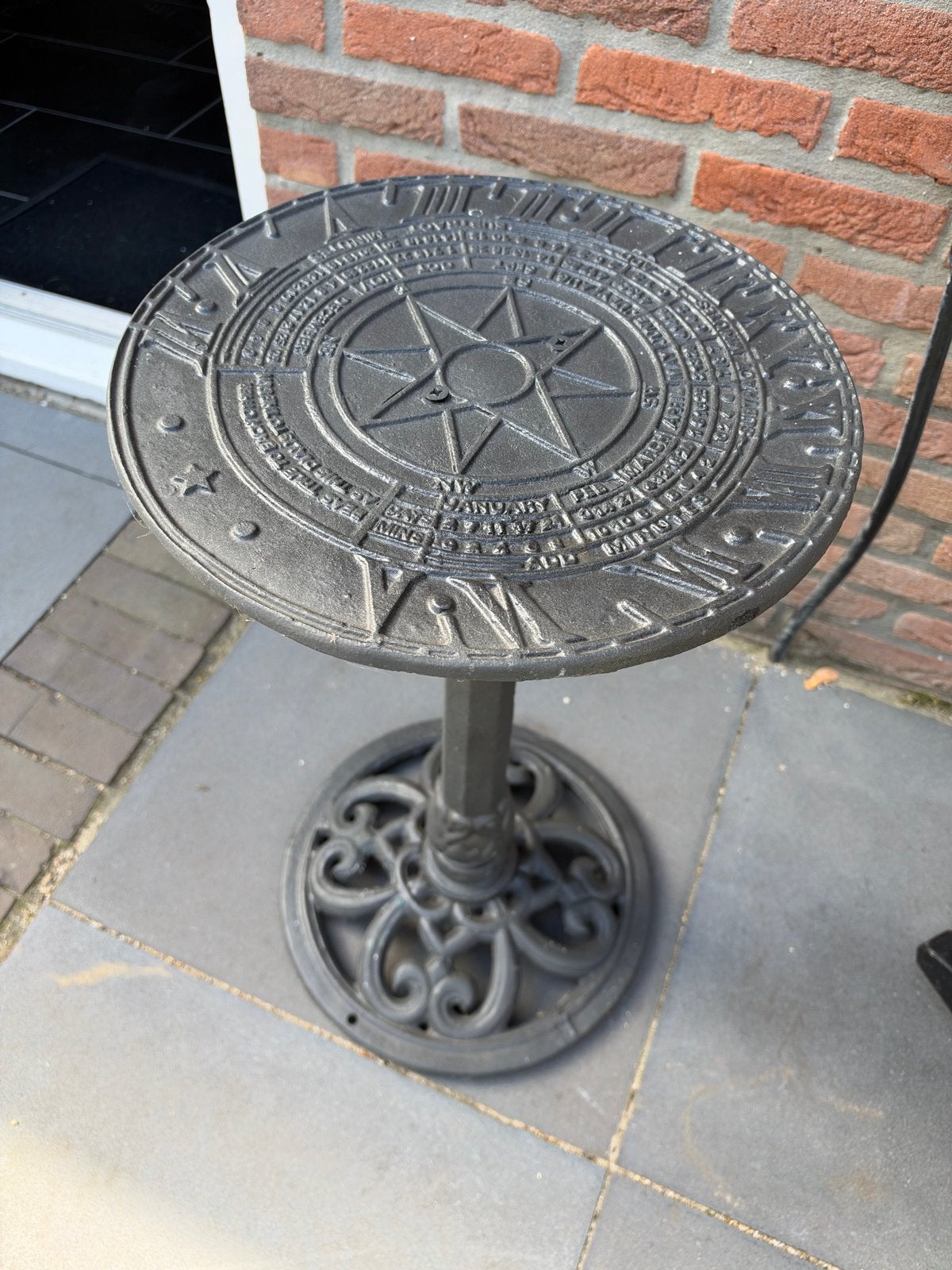 Decoratieve gietijzeren bijzettafel met kompasroos, Ophalen, Gebruikt, Rond, Metaal