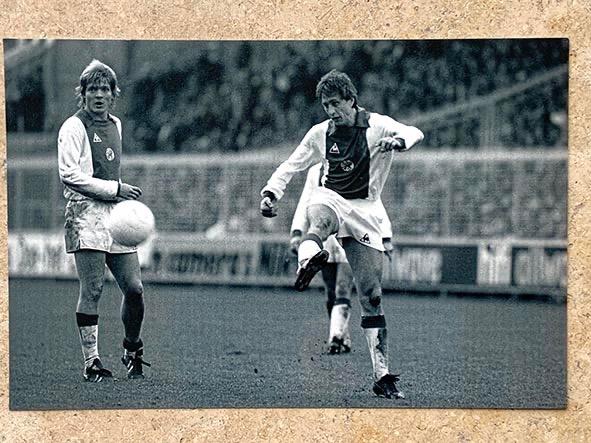 Org. zw/w foto 20x30 cm Johan Cruijff + Soren Lerby 06/12/81, Verzenden, Nieuw, Ajax, Poster, Plaatje of Sticker