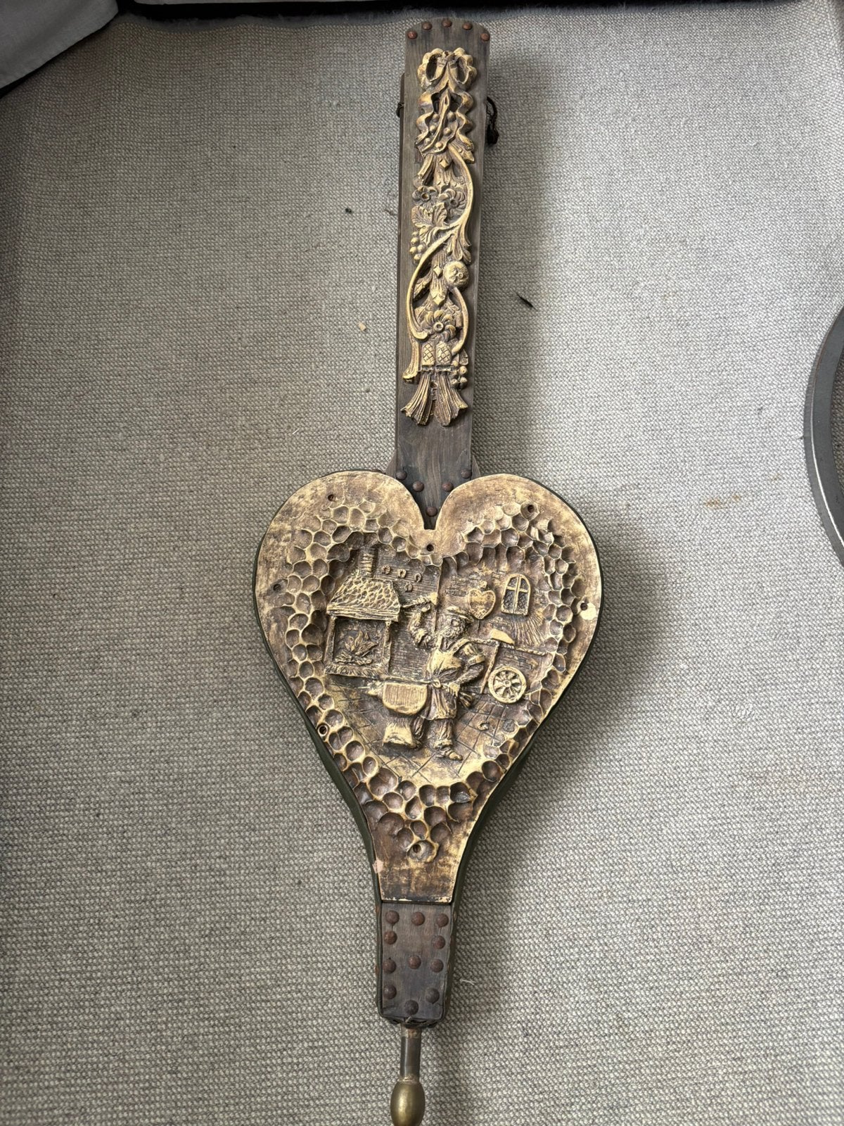 Antieke blaasbalg met houtsnijwerk, Ophalen