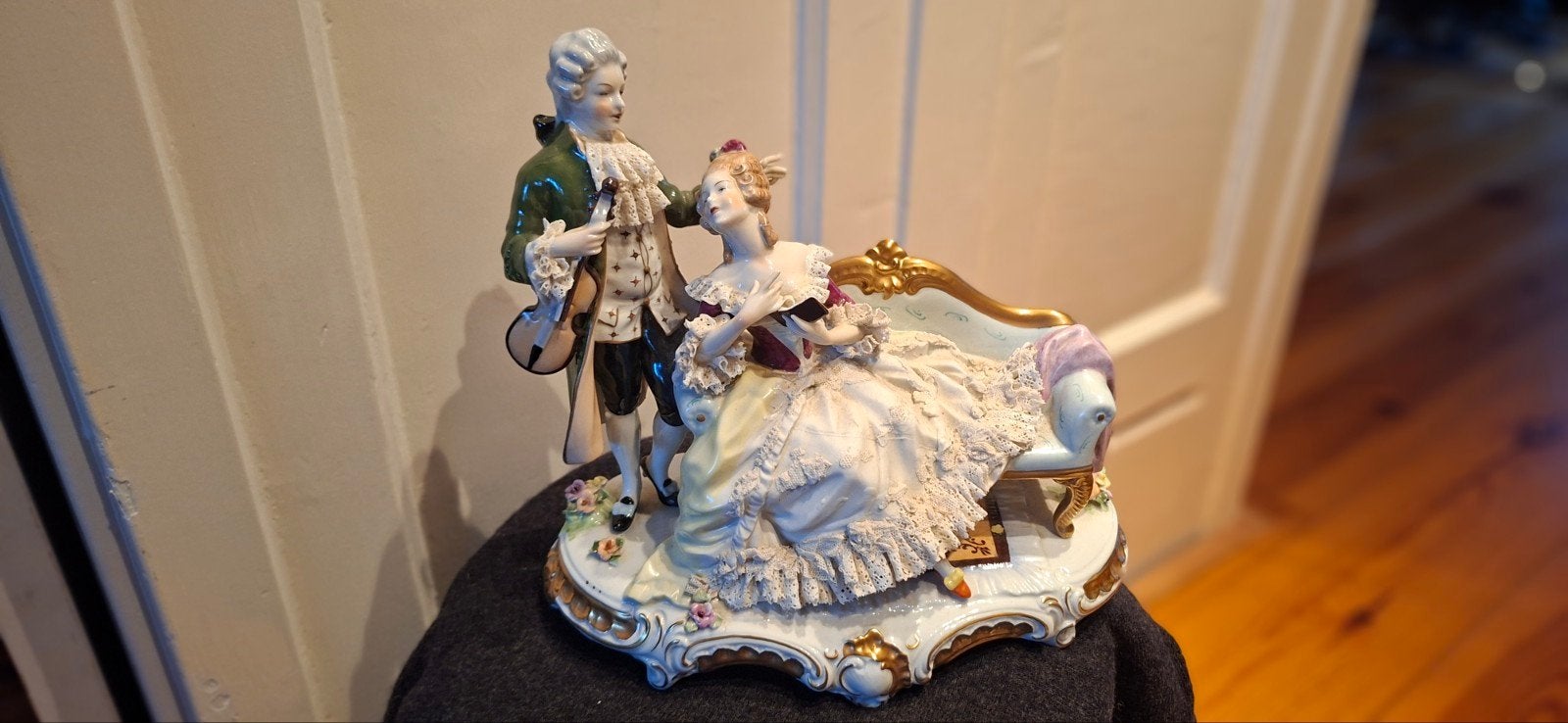Rococo Beeldje: Violist en Dame op Sofa (Unter Weiss Bach), Antiek en Kunst, Ophalen of Verzenden