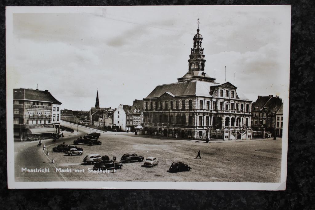 1956 ANSICHTKAART MAASSTRICHT MARKT MET STADHUIS, Ophalen of Verzenden, 1940 tot 1960, Gelopen, Zeeland