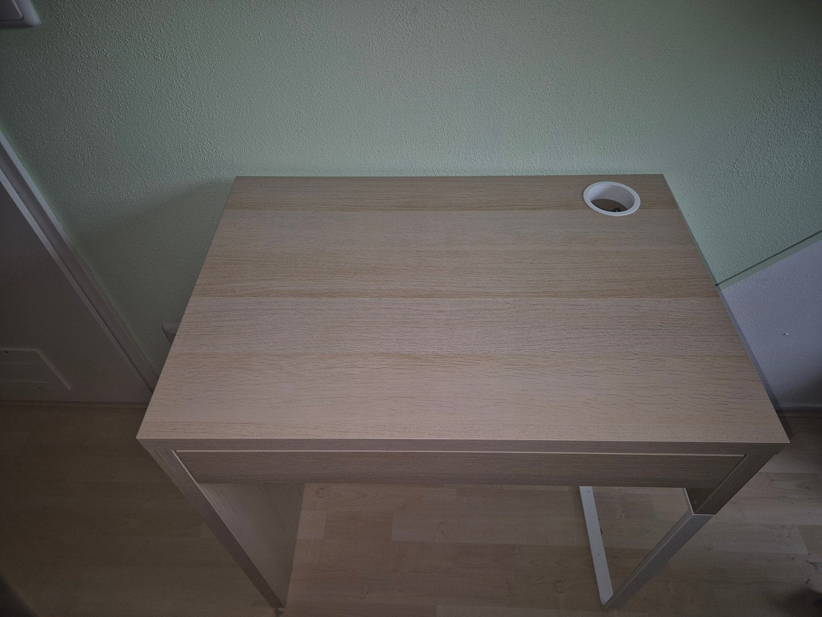 Modern bureau met opberglade en kabeldoorvoer, Ophalen, Met lades, Gebruikt, Hout