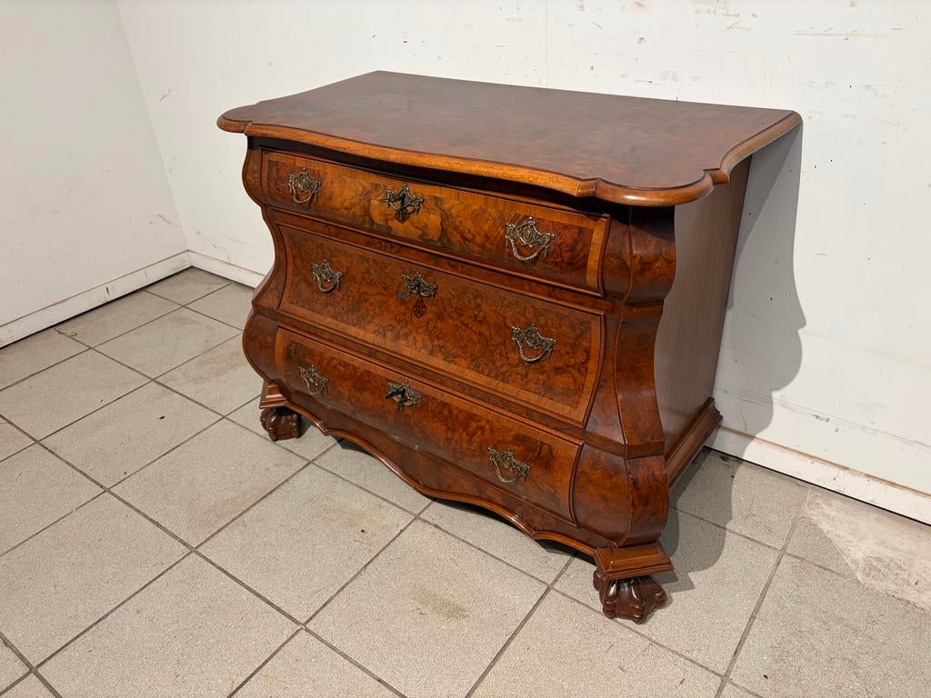 Wortelnoten 3 laden commode, Ophalen