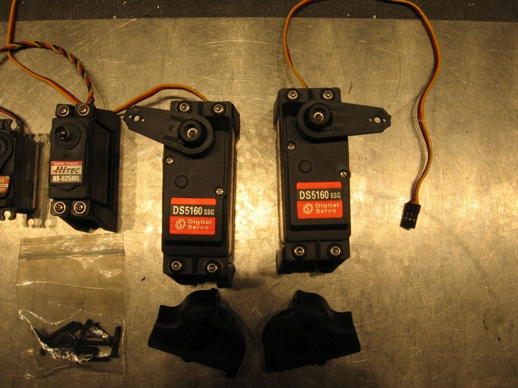 Fg leopard Servos, Hobby en Vrije tijd, Modelbouw | Radiografisch | Auto's, Zo goed als nieuw, Onderdeel, Benzine, Overige schalen