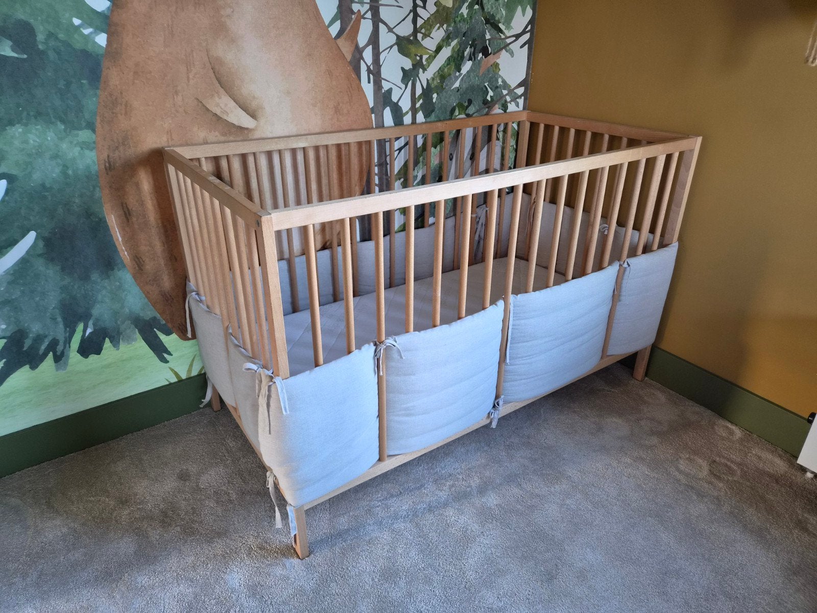 Houten ledikant met matras en bedomrander, Huis en Inrichting, Ophalen, Kinderkamer, Neutraal, Zo goed als nieuw, Overige maten
