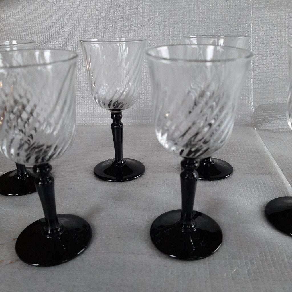 6 Luminarc likeurglaasjes “Swirl” op zwarte voet, 11cm., Huis en Inrichting, Keuken | Servies, Ophalen, Glas of Glazen, Gebruikt