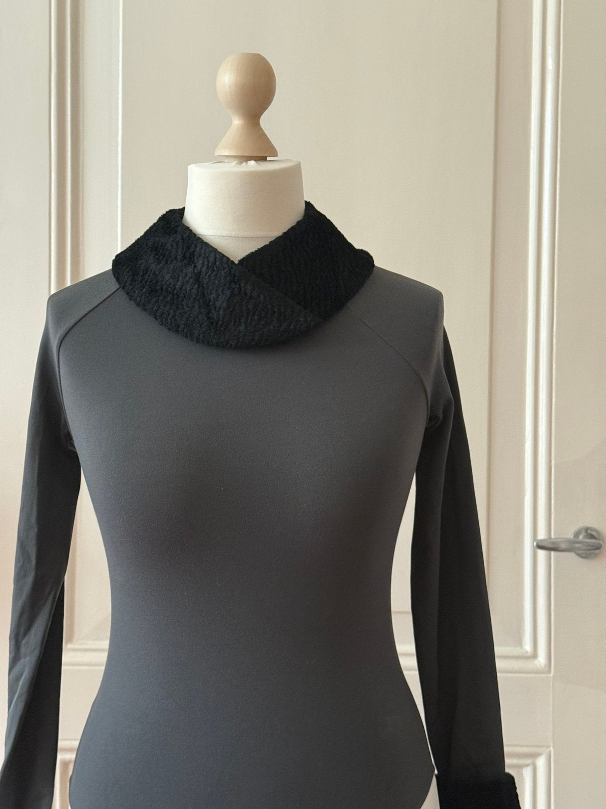 Grijze body met zwarte kraag en manchetten, Wolford, maat M, Maat 38/40 (M), Nieuw, Ophalen of Verzenden, Lange mouw