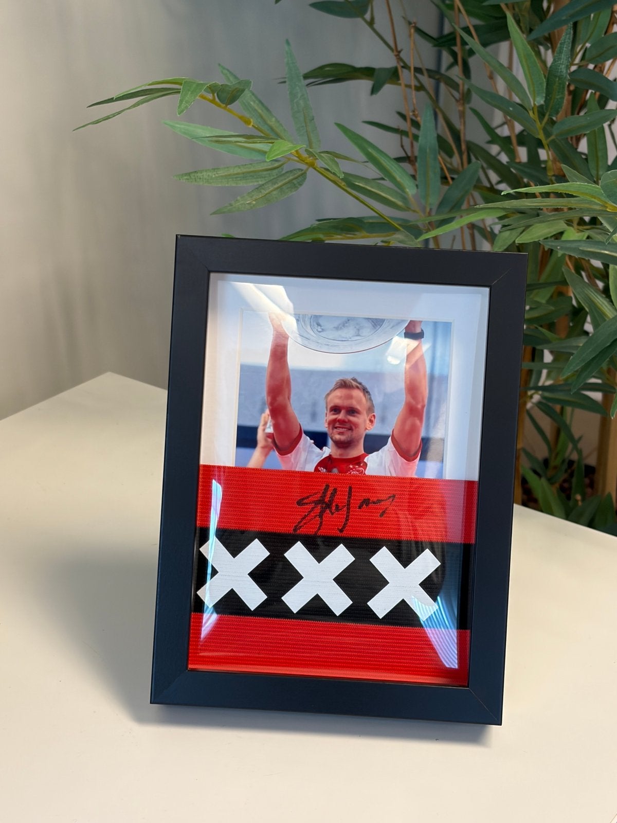 Siem de Jong - Gesigneerde Ajax Aanvoerdersband – Ingelijst, Verzamelen, Verzenden, Nieuw, Ajax, Overige typen