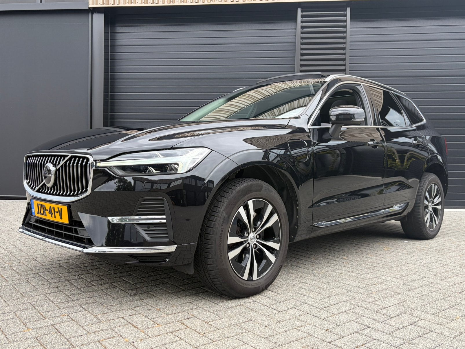Volvo XC60 T6 Twin Engine 340pk adaptive AWD 2021 Zwart, Auto's, Automaat, Dealer onderhouden, 1969 cc, Plug-in hybride