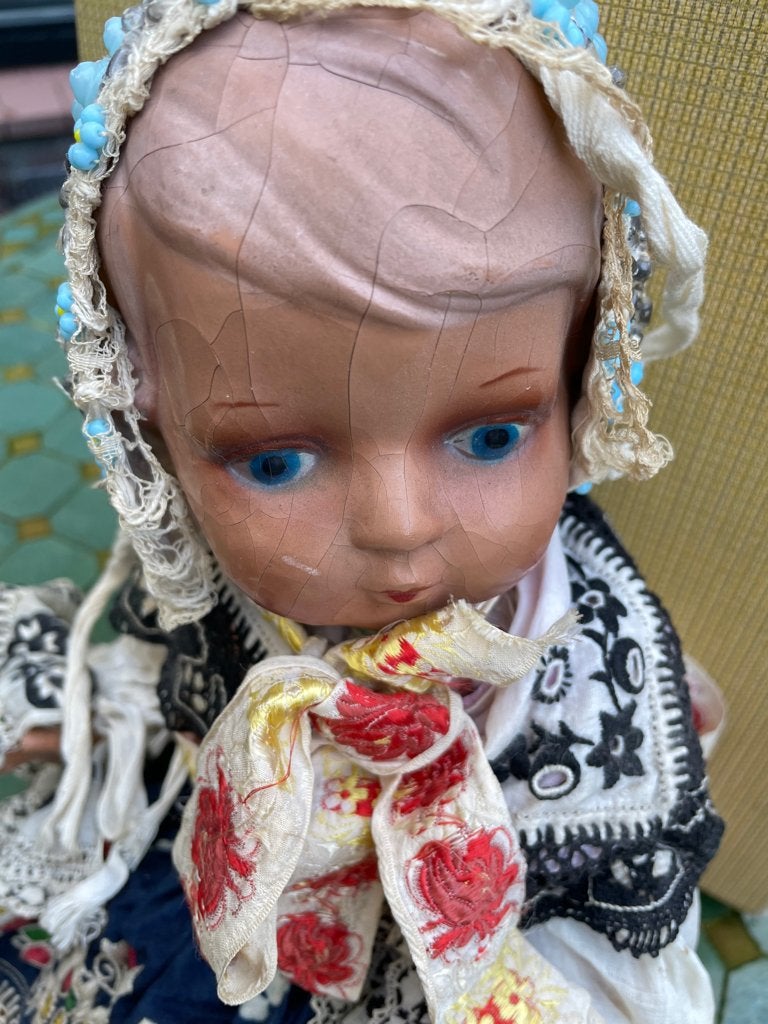 antieke pop van papier mache in Hongaarse klederdracht ?, Verzamelen, Poppen, Ophalen of Verzenden, Gebruikt, Pop