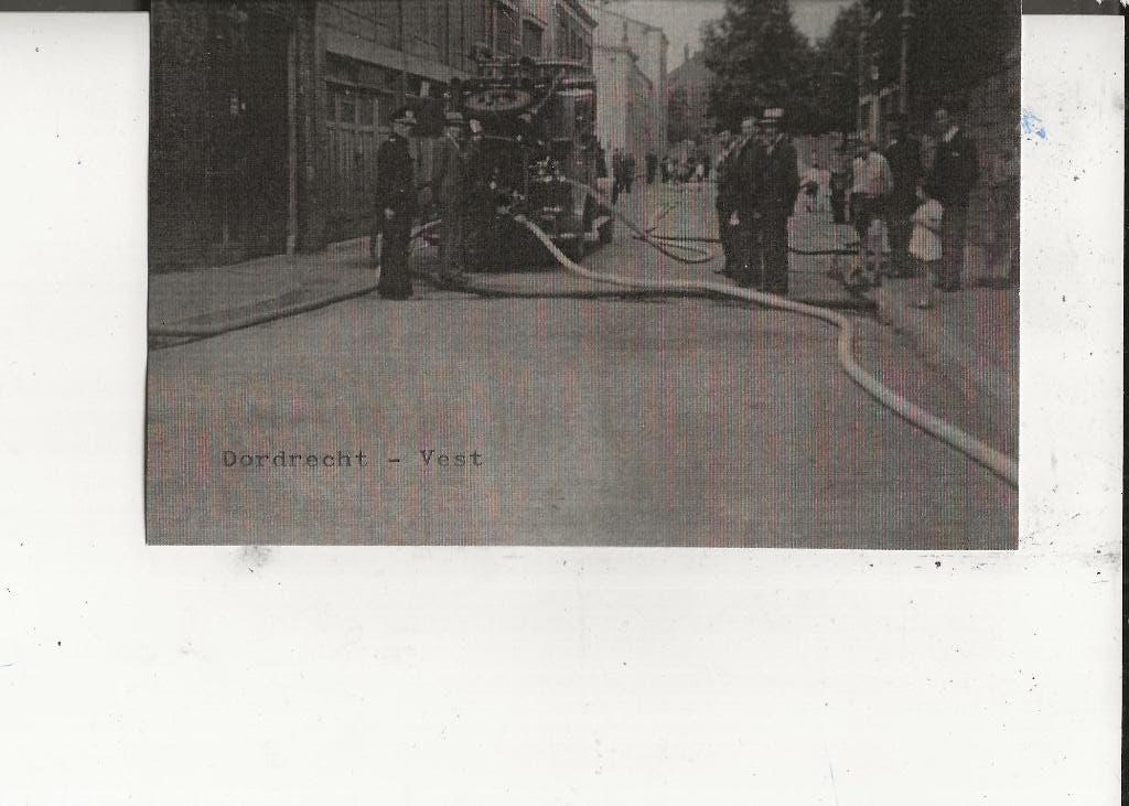 Dordrecht Vest Brandweer met brandweerauto, Verzamelen, Ophalen of Verzenden, 1920 tot 1940, Ongelopen, Zuid-Holland