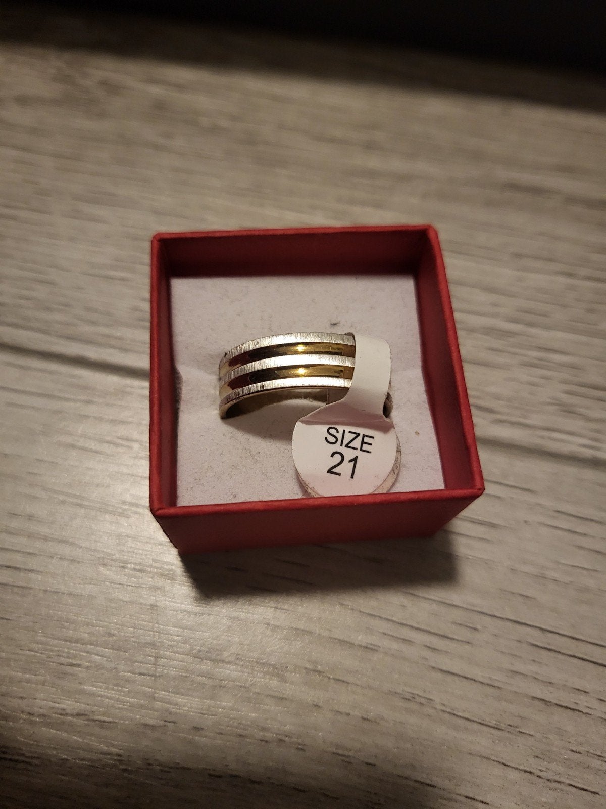 Stijlvolle ring, maat 21, zilverkleurig met gouden accenten, Overige materialen, 20 of groter, Nieuw, Ophalen of Verzenden