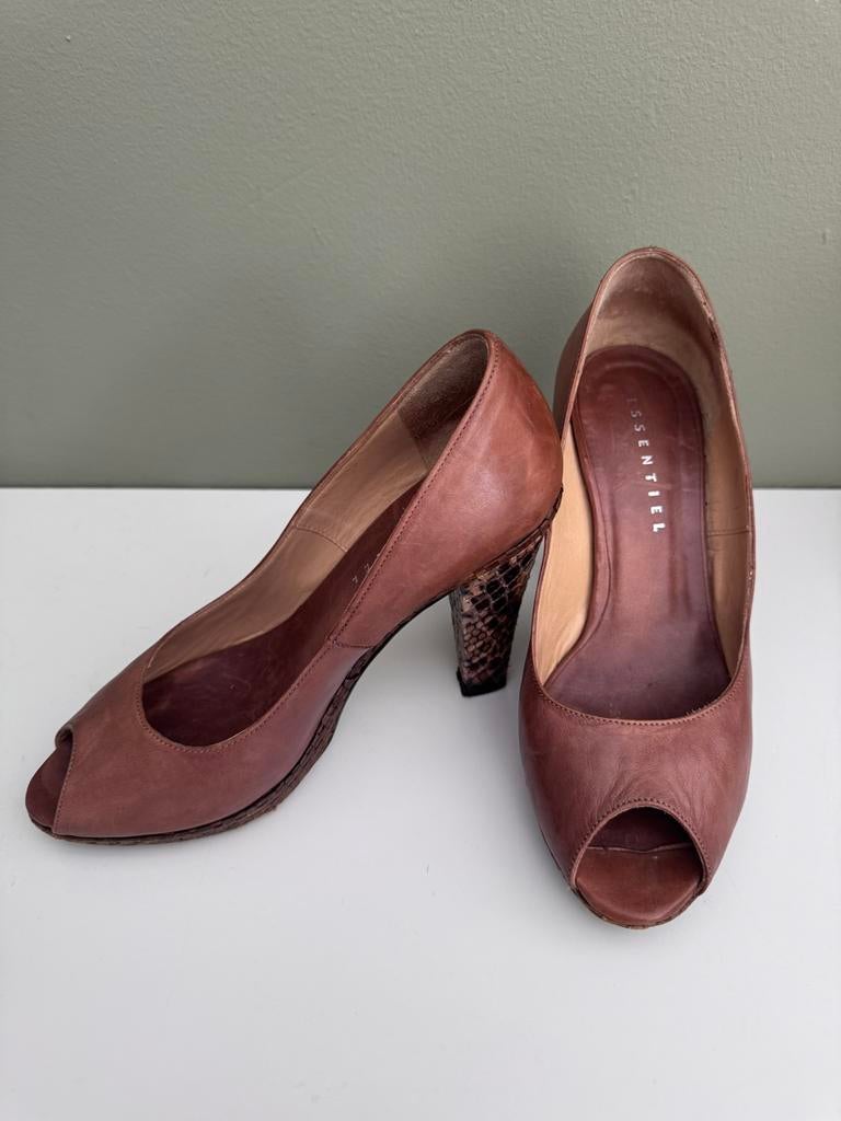 Essentiel peeptoe hakken maat 39, Kleding | Dames, Schoenen, Pumps, Bruin, Ophalen of Verzenden, Gedragen