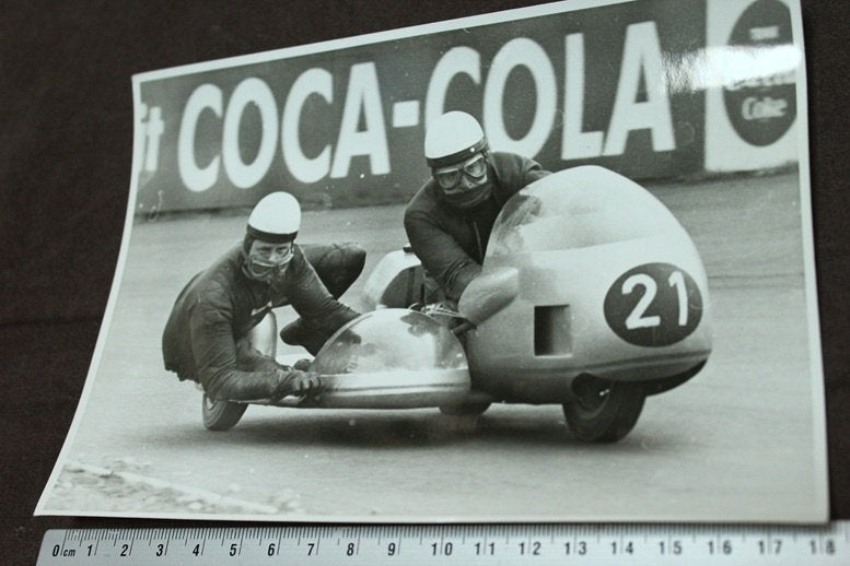 foto Zijspan rijders tijdens race Ducret ?? Camathias ??, Ophalen of Verzenden, Gelezen