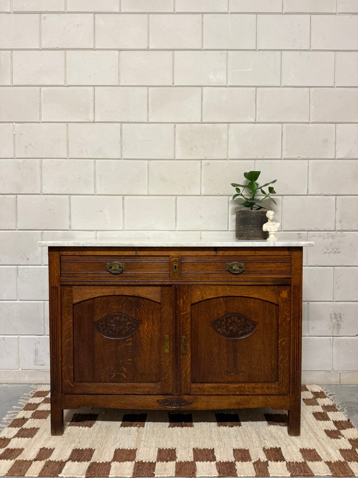 Vintage antieke eiken commode dressoir houtsnijwerk messing, Ophalen