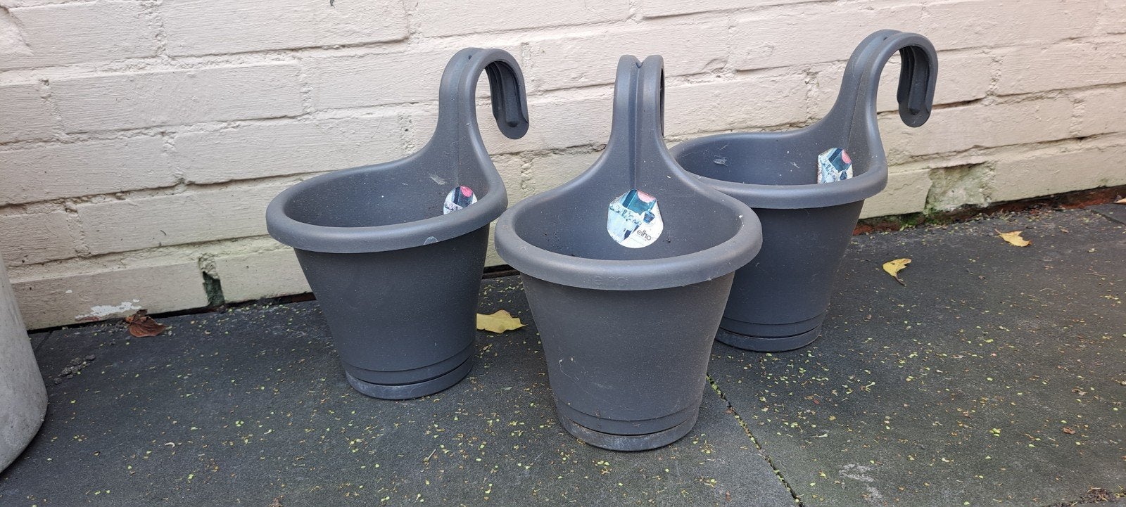 3x Donkergrijze Kunststof Hangpotten voor Balkon/Hek, Ophalen, Gebruikt, Kunststof