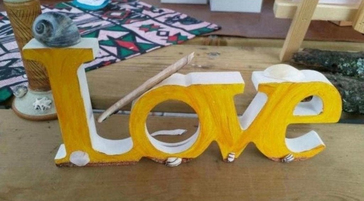 Handgemaakt 'Love' ornament met schelpen - Geel/Wit, Huis en Inrichting, Hout, Boho, Ophalen of Verzenden, Zo goed als nieuw