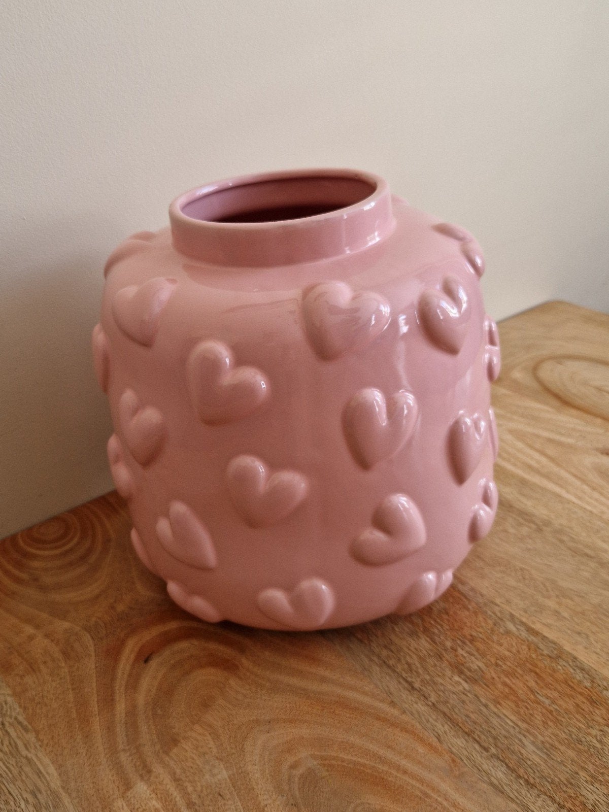 Roze vaas met hartjes - Kwantum, Huis en Inrichting, Ophalen of Verzenden, Zo goed als nieuw, Geschikt voor droogbloemen, Roze