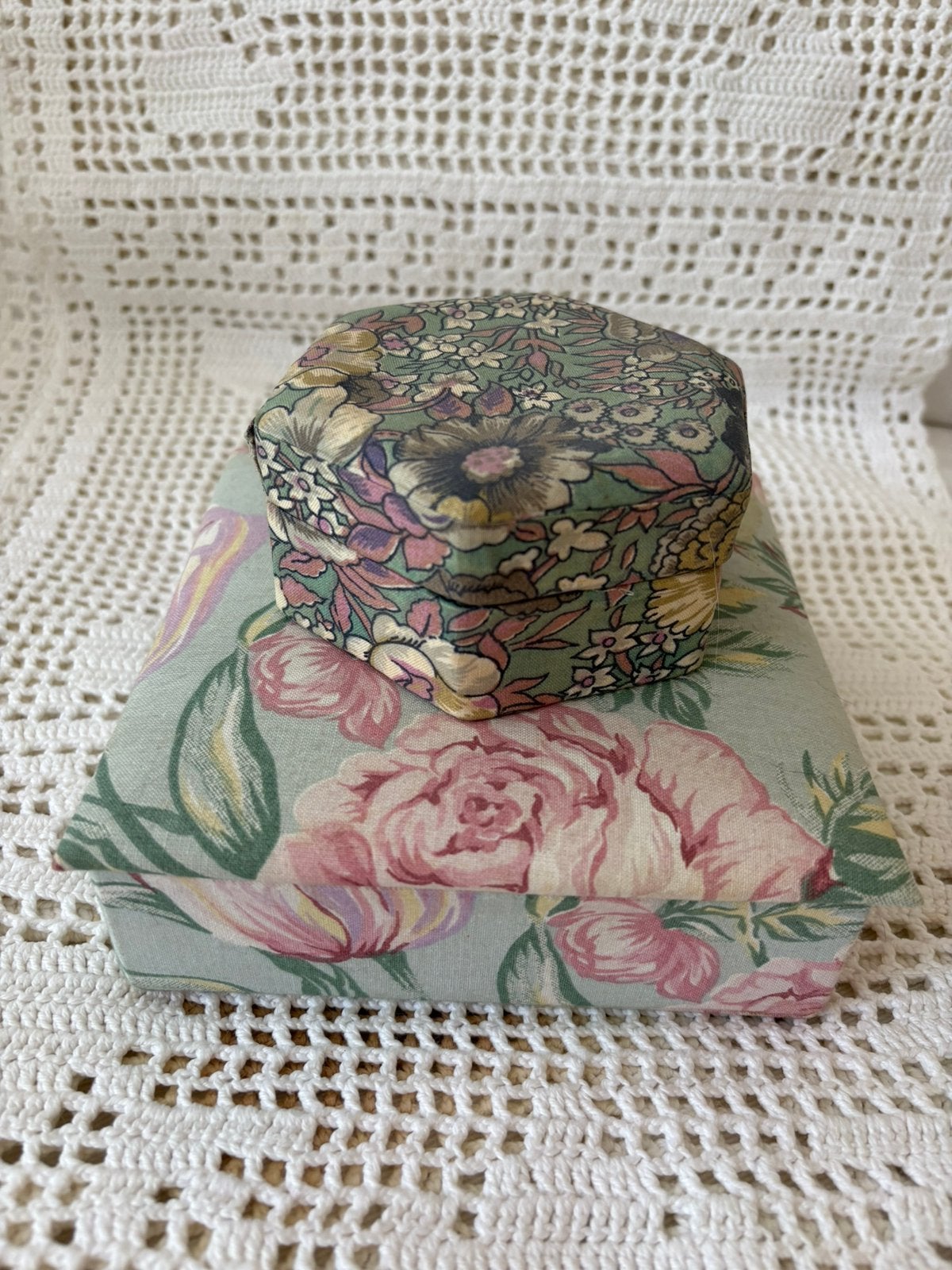 Brocante stoffen doosjes gebloemd, Ophalen of Verzenden, Zo goed als nieuw
