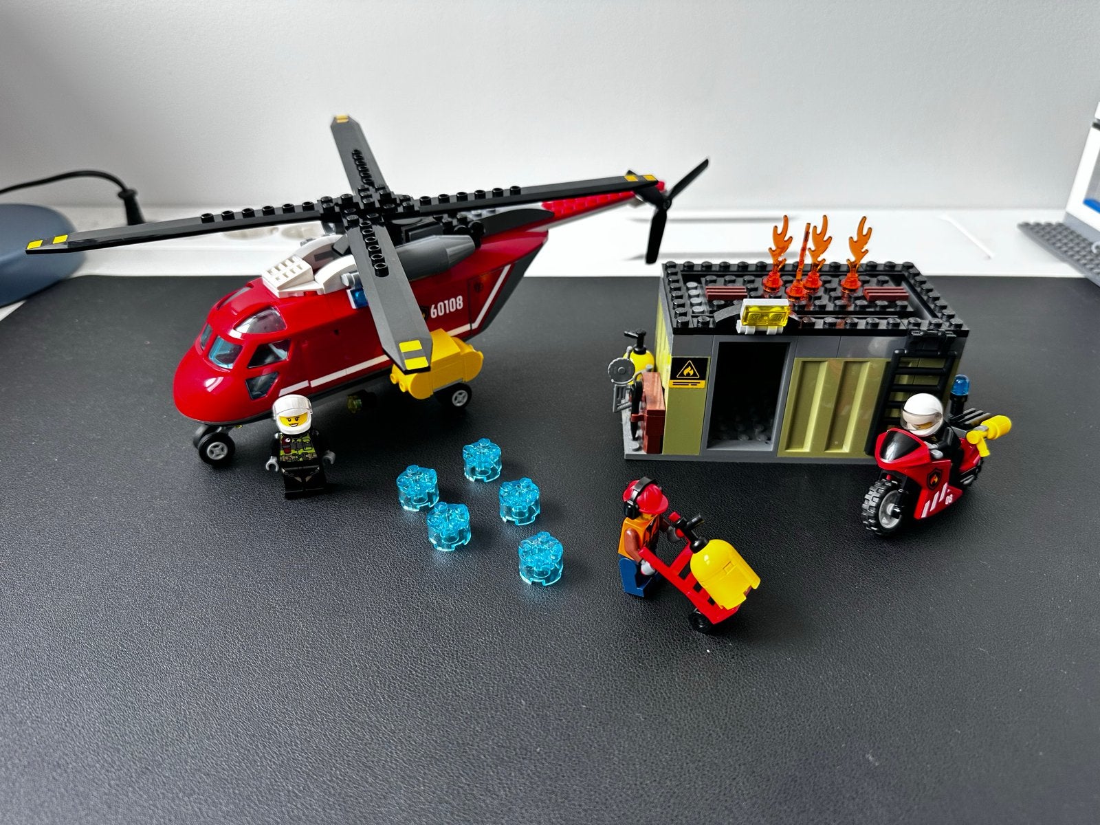 Lego City Brandweer Helikopter 60108 met motor en minifigure, Ophalen, City, Lego, Zo goed als nieuw