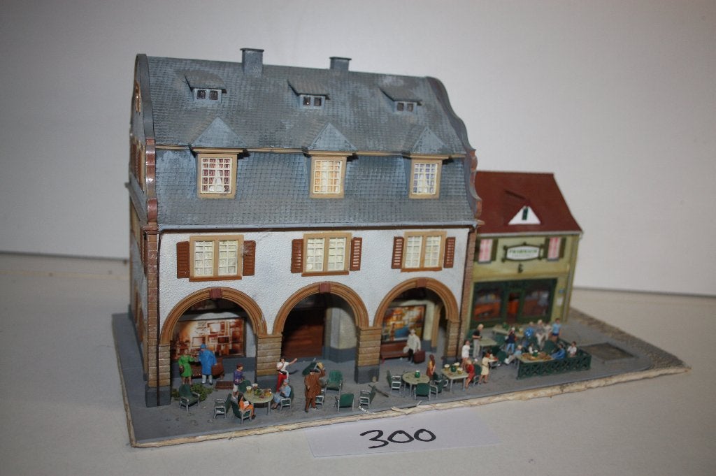 300: groot HO diorama met een restaurant en figuren, Hobby en Vrije tijd, Modeltreinen | H0, Overige merken, Gebruikt, Gelijkstroom of Wisselstroom