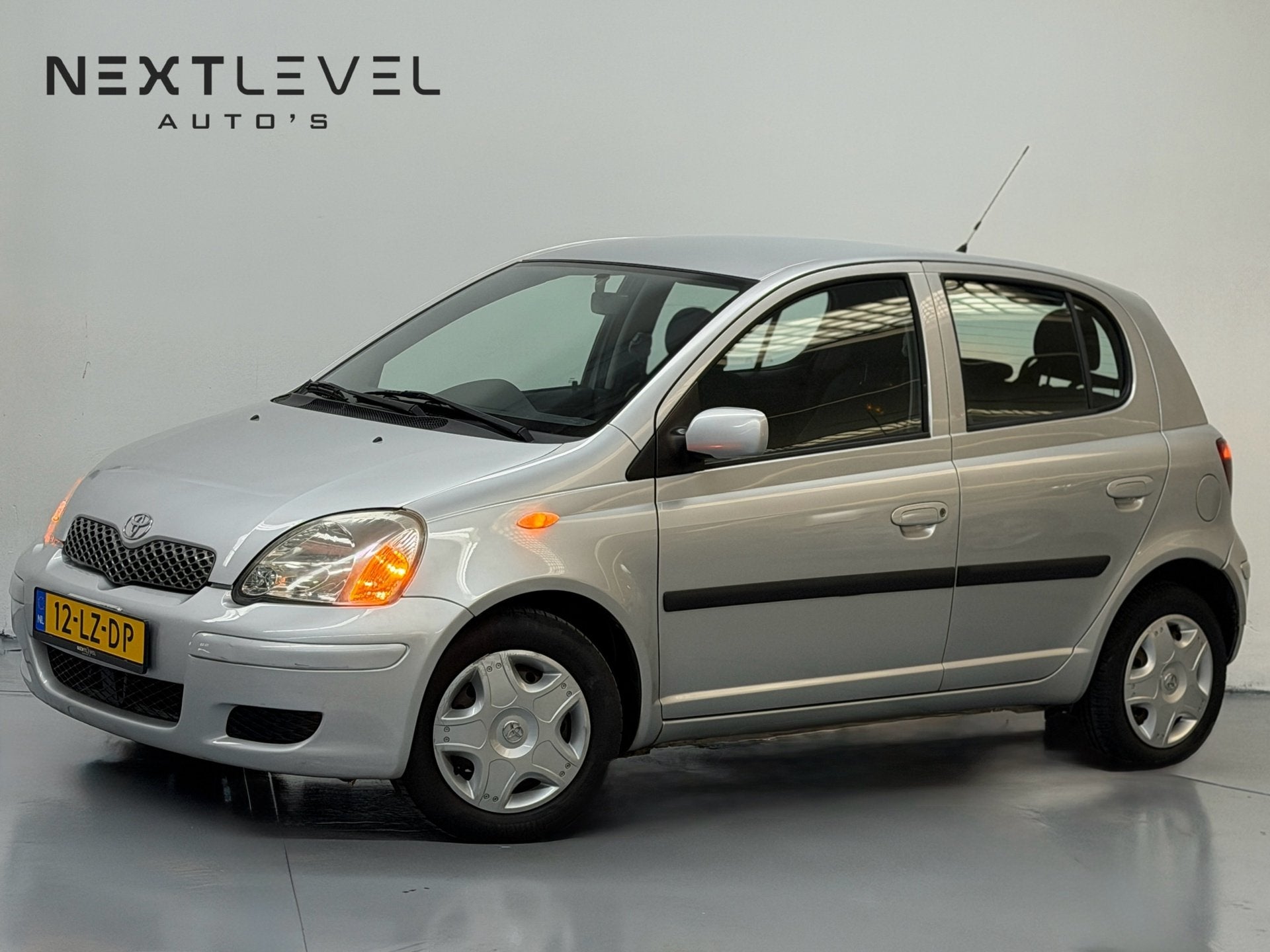 Toyota Yaris 1.3 VVT-i Sol AUTOMAAT Airco NAP APK, Stof, Gebruikt, 4 cilinders, 400 kg