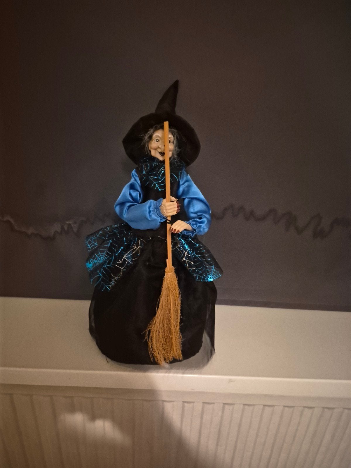 Heks decoratie met bezem voor Halloween, Ophalen of Verzenden, Zo goed als nieuw, Versiering, Halloween of Griezel