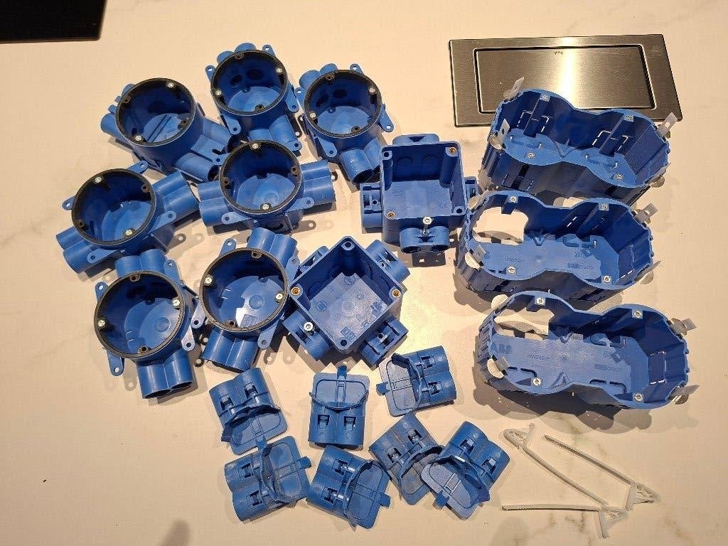 10 ABB hollewand inbouwdozen en 2 centraaldozen, Ophalen of Verzenden, Nieuw, ABB, Overige typen
