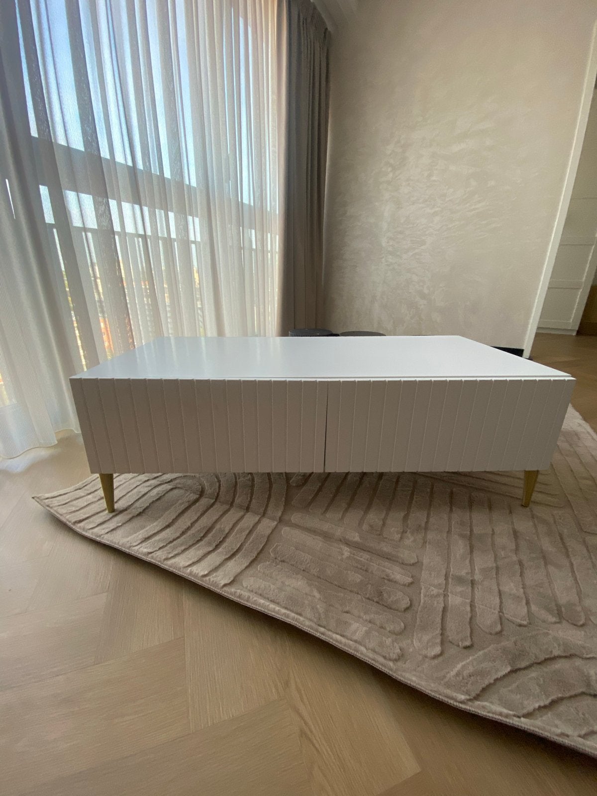 Moderne witte salontafel met gouden poten (zsm weg), Overige materialen, 100 tot 150 cm, Ophalen of Verzenden, Zo goed als nieuw