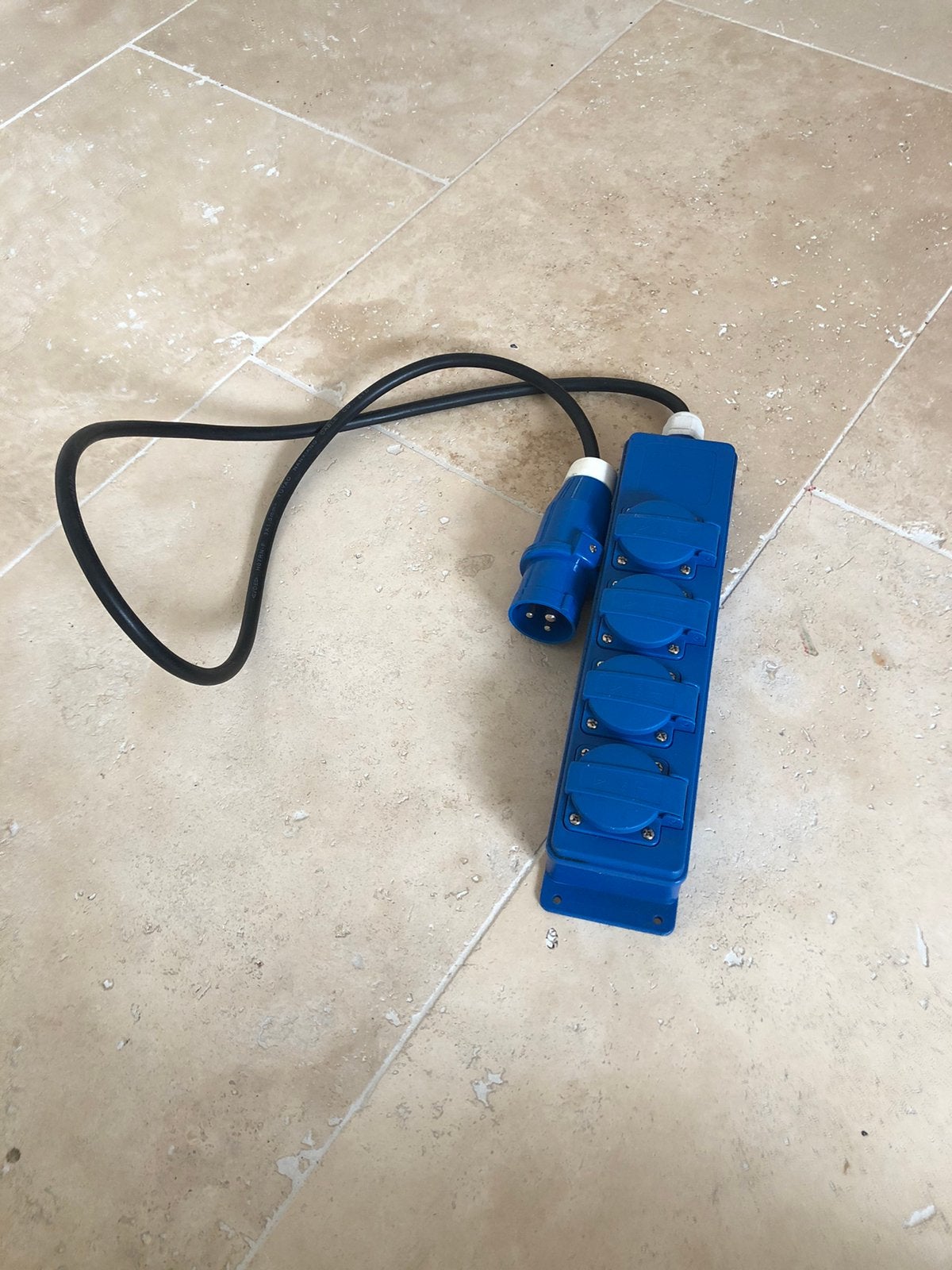 Blauwe CEE verlengkabel met 4 stopcontacten, Ophalen of Verzenden, Gebruikt, Kabel of Snoer