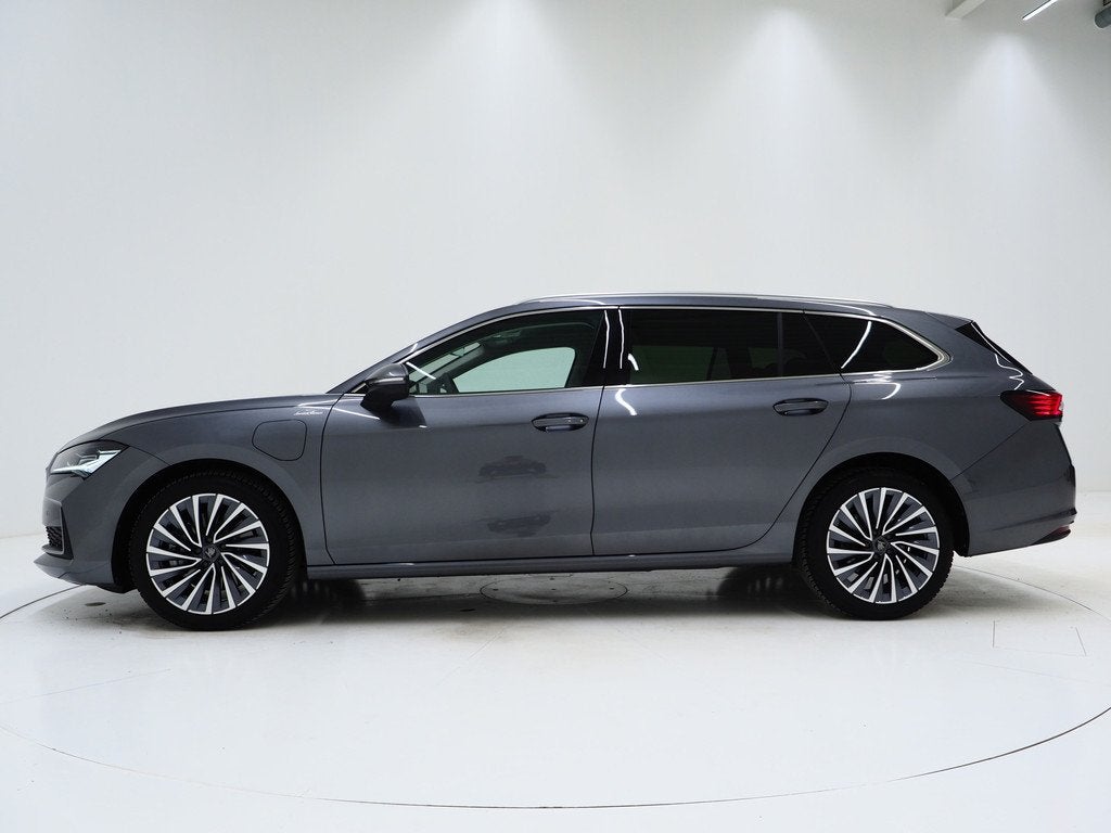 Skoda Superb Combi 1.5 TSI PHEV Laurin & Klement | Leder | M, Auto's, Skoda, Adaptive Cruise Control, Zwart, 4 cilinders, Te koop