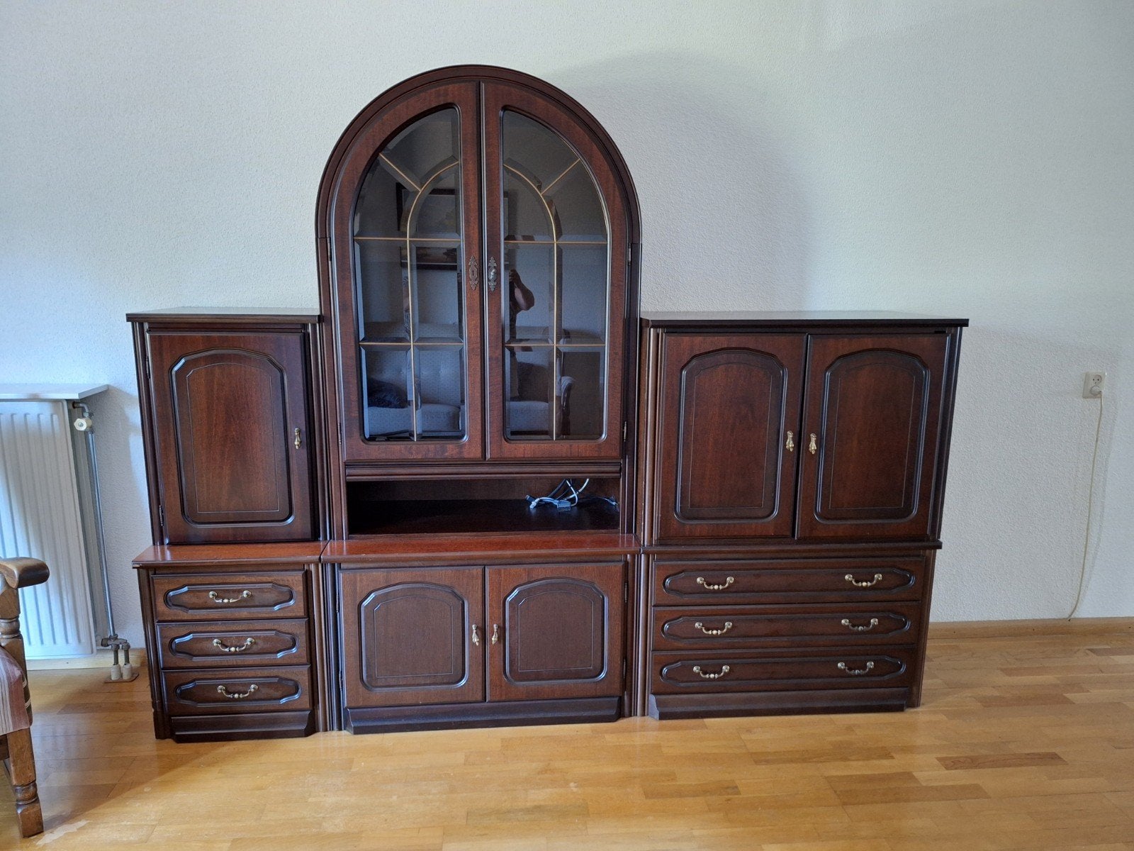 Klassieke wandmeubelset met vitrinekast en opbergruimte, Ophalen, Met deur(en), Glas, 150 tot 200 cm