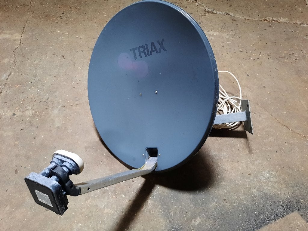 Triax Schotelantenne 60cm met muurbeugel, Ophalen, Gebruikt, (Schotel)antenne, Overige merken