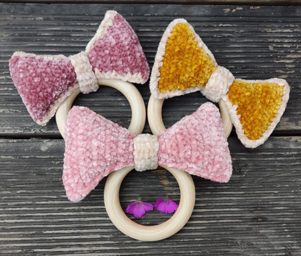 Gehaakte rammelaar met houten ring, Ophalen of Verzenden, Nieuw, Rammelaar