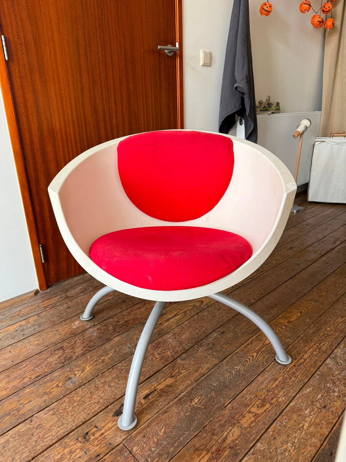 Design fauteuil wit/rood met draaibare kuip, Ophalen, Gebruikt, Rood, Eén