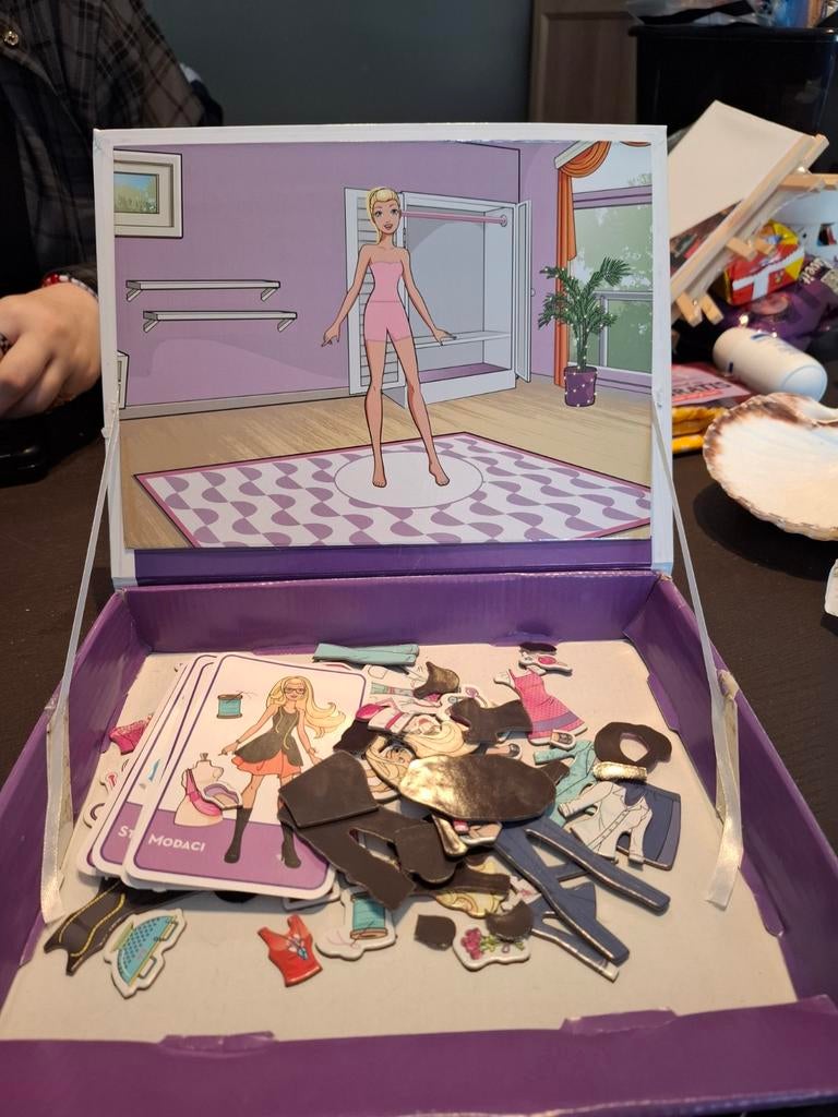 Barbie careers magnetic dress up, Eén comic, Ophalen of Verzenden, Zo goed als nieuw, Japan (Manga)