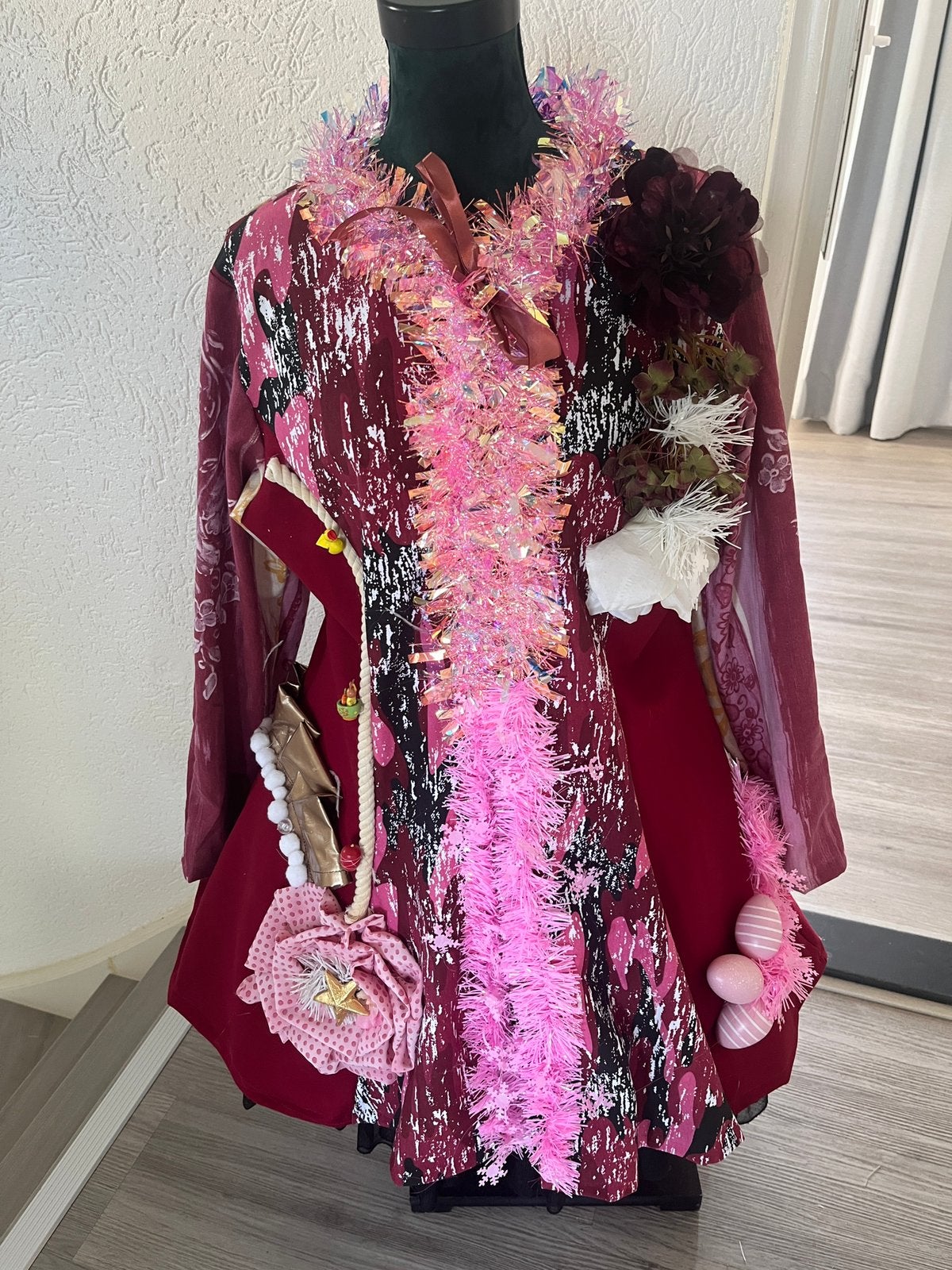 Prachtige nieuwe donker rood/ roze Carnavalsjas maat m/l, Maat 38/40 (M), Carnaval, Nieuw, Ophalen of Verzenden