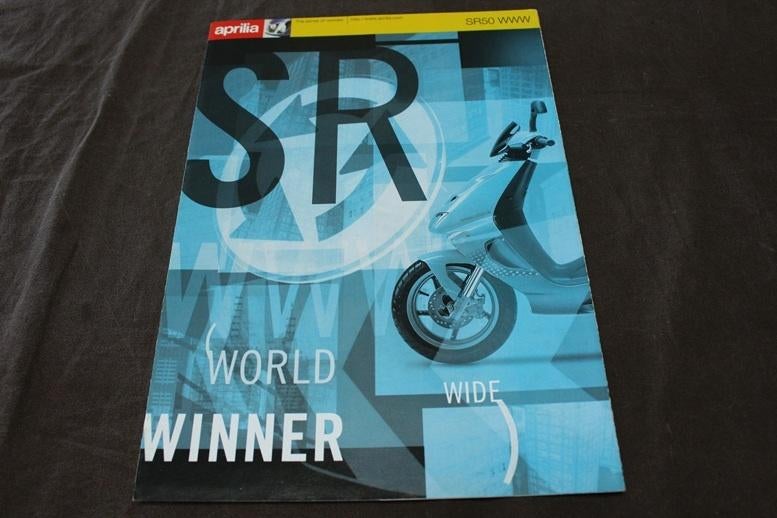 Aprilia SR50 WWW 1998 scooter verkoop folder SR 50, Fietsen en Brommers, Handleidingen en Instructieboekjes, Ophalen of Verzenden