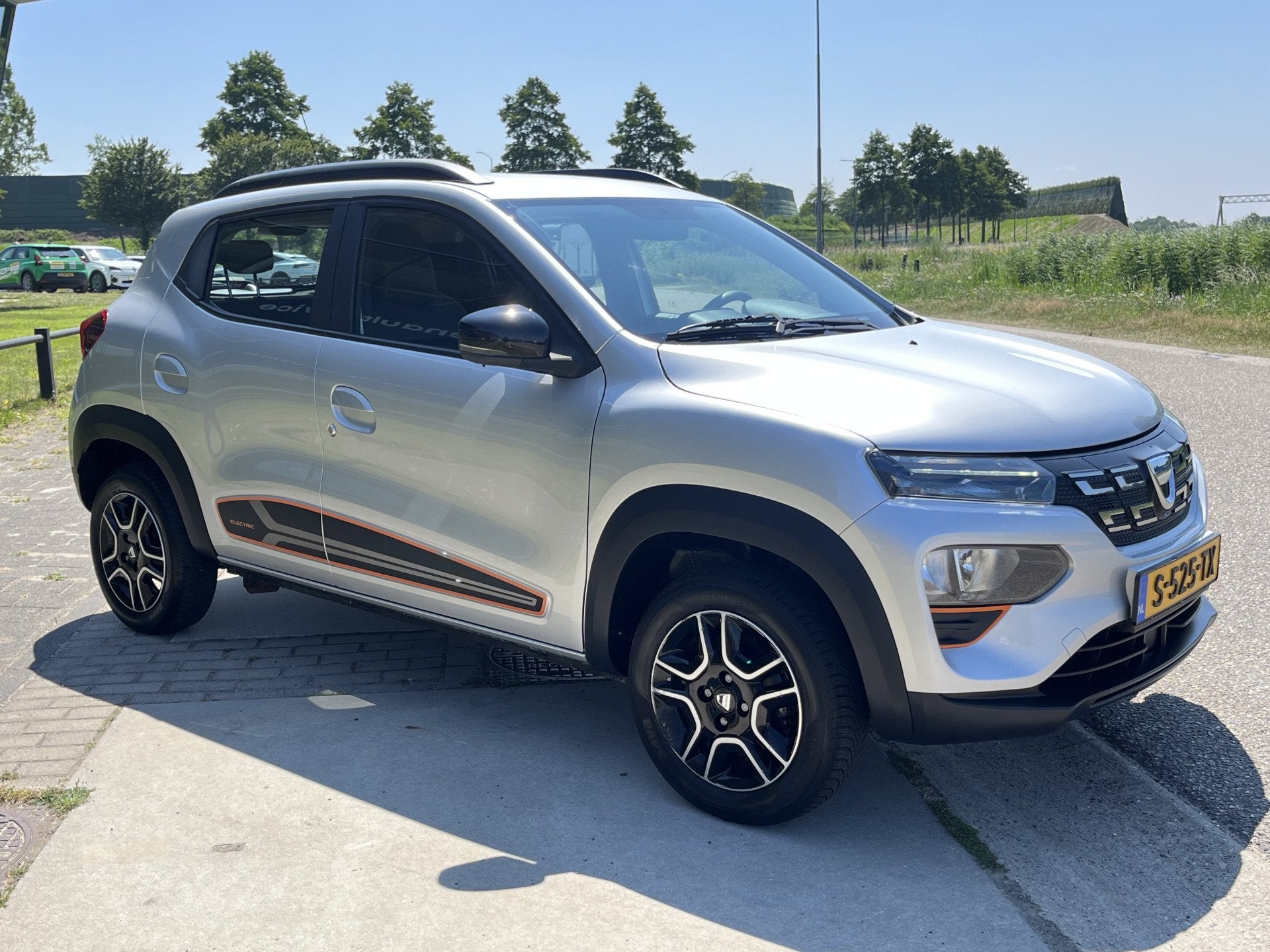 Dacia Spring Comfort Plus (Orange Pack) 27 kWh / Camera / Na, Auto's, Dacia, 12 maanden, Gebruikt, Zwart, 230 km