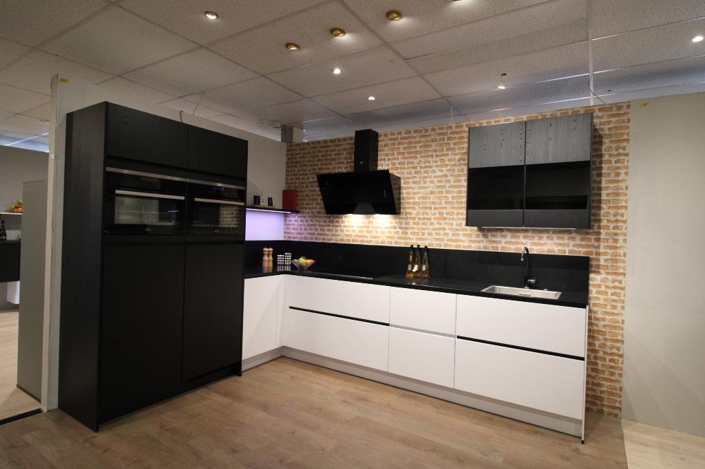 Showroomkeuken greeploos met composiet werkblad, Wit, Hoekkeuken, Nieuw, Ophalen of Verzenden