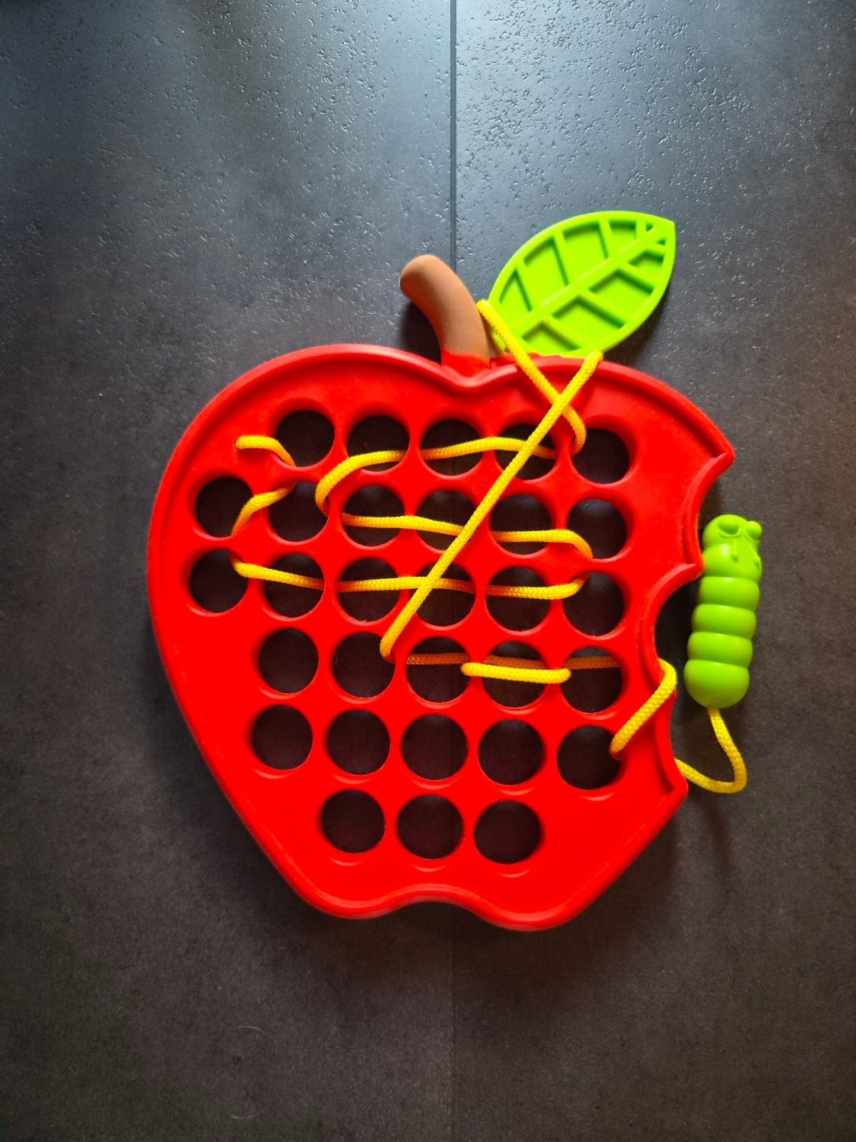 Rood rijgspel appel met rups - educatief speelgoed, Ophalen, Zo goed als nieuw, Overige typen