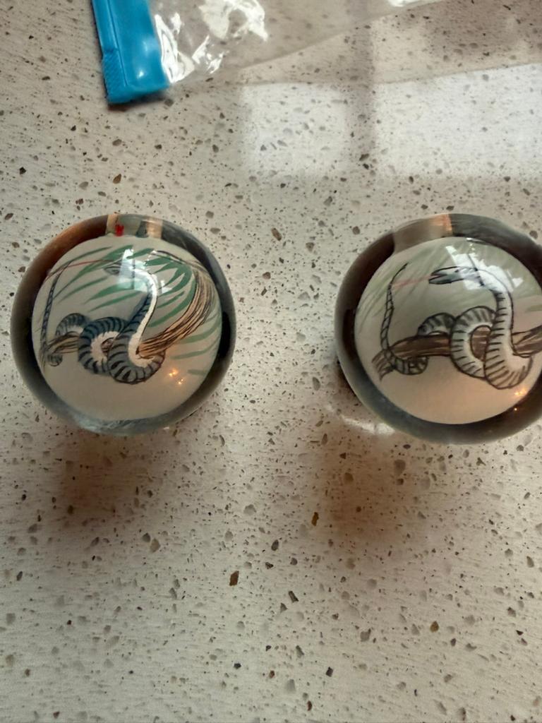 Glazen bol met slangdecoratie en houten standaard, Antiek en Kunst, Ophalen of Verzenden