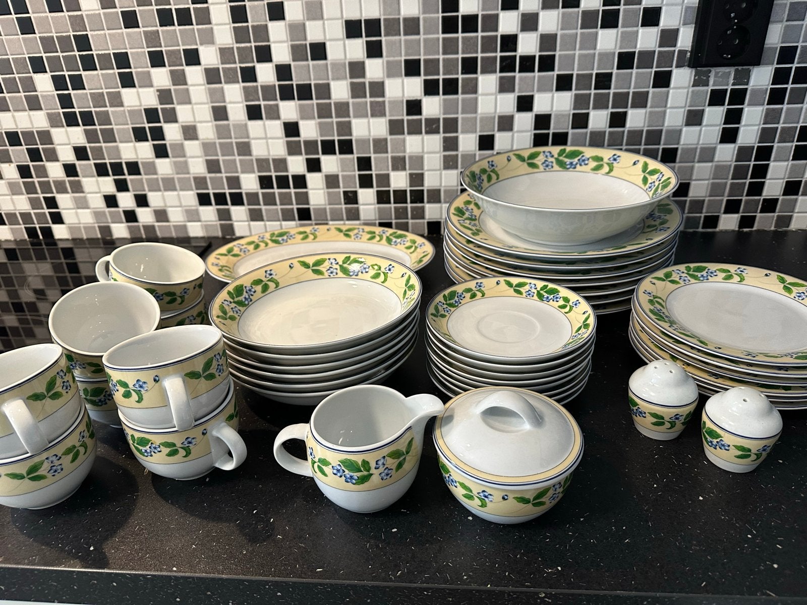 Uitgebreid servies met bosbessenmotief, Overige merken, Keramiek, Landelijk/Boerenbont, Ophalen of Verzenden