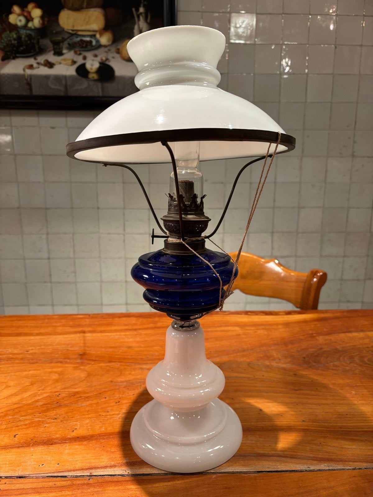 Antieke olielamp met blauw en wit glas, Antiek en Kunst, Ophalen of Verzenden