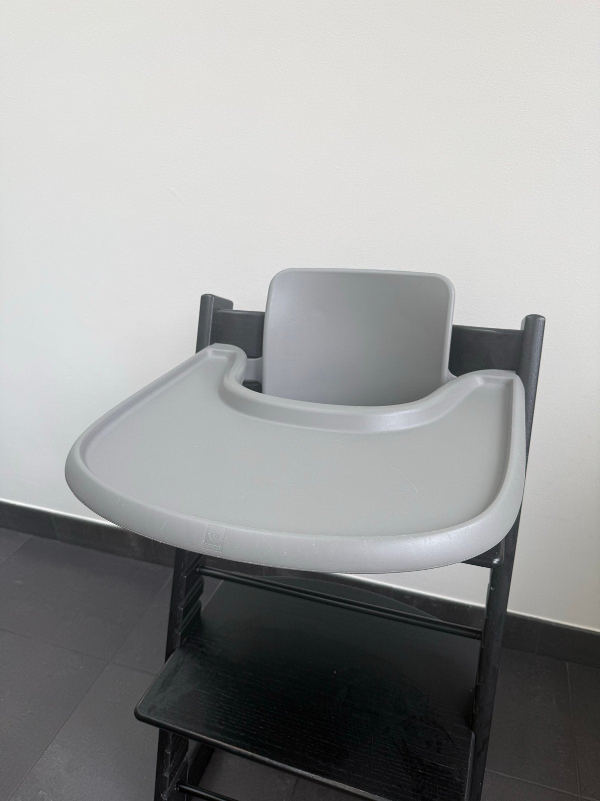Stokke Tripp Trapp baby set + tray, kleur: Storm Grey, Kinderen en Baby's, Ophalen, Zo goed als nieuw, Meegroeistoel, Afneembaar eetblad