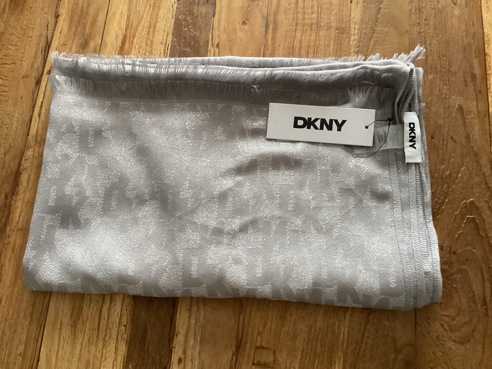 Nieuwe DKNY Sjaal - Stijlvol en Ongebruikt, Kleding | Dames, Ophalen of Verzenden, Nieuw, Maat 46/48 (XL) of groter, Sjaal