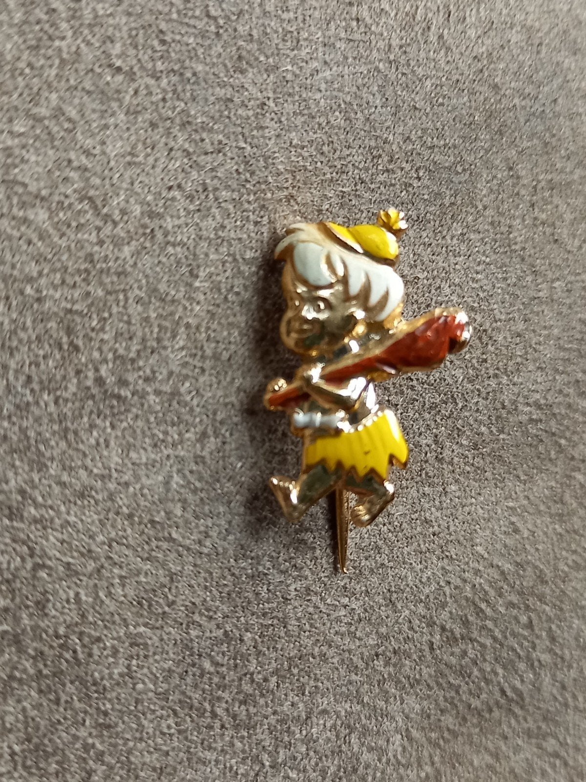Mooi goudkleurig speldje Bam Bam  (flinstones)?, Ophalen of Verzenden, Gebruikt