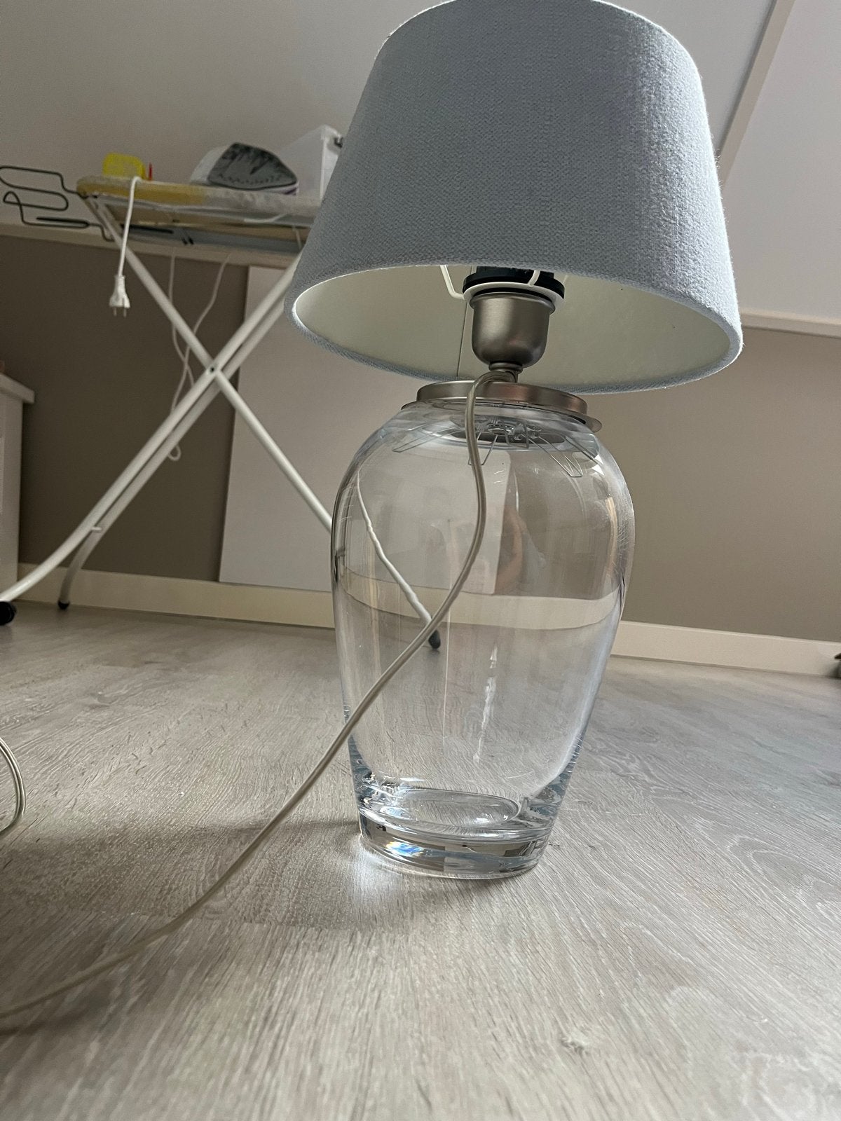 Stijlvolle tafellamp met glazen voet en lichtblauwe kap, E27 (groot), Met kap, Schemerlamp, Modern